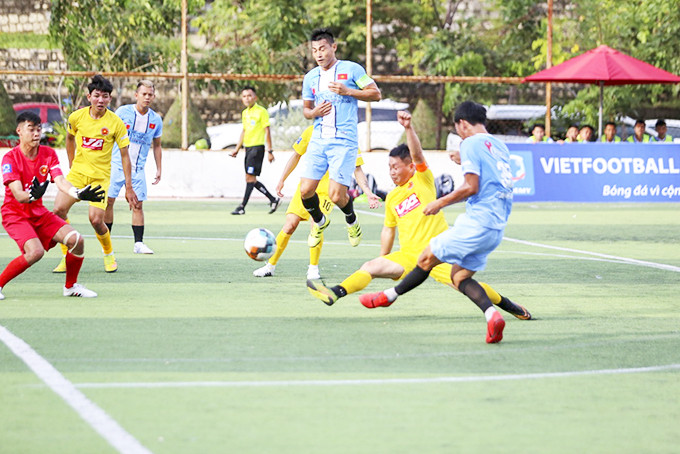 Trận đấu giữa Olympic Gym và Hồng Lạc FC ở vòng 2.