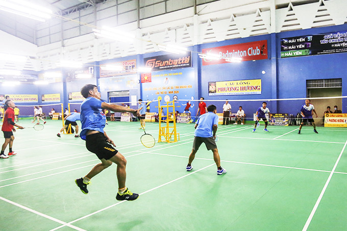 Players competing in Khanh Hoa’s 20th badminton club tournament