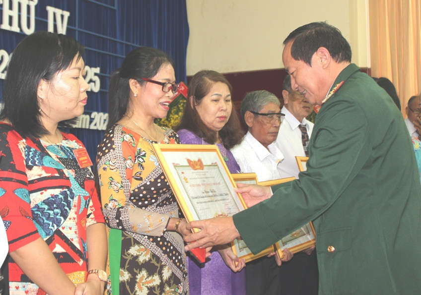 Trung tướng, PGS TS Đặng Nam Điền trao kỷ niệm chương cho các cá nhân có nhiều đóng góp.