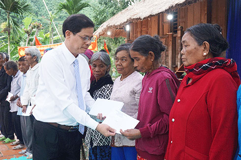 Ông Nguyễn Tấn Tuân trao quà cho các hộ nghèo thôn Hòn Dung.