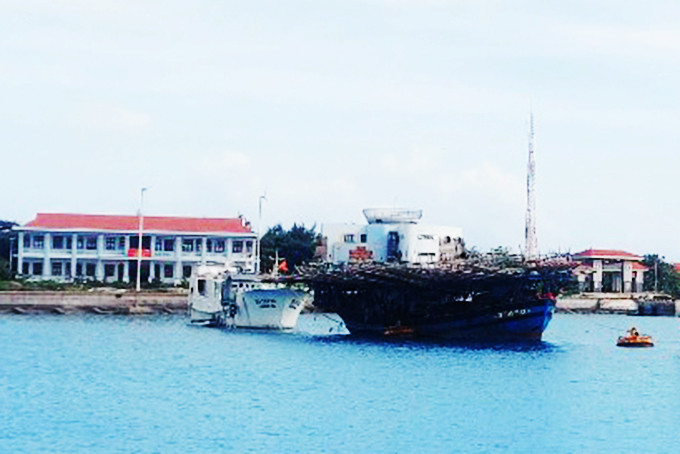 Tàu cá KH 97524 TS neo đậu tại âu tàu đảo Trường Sa để khắc phục sự cố.