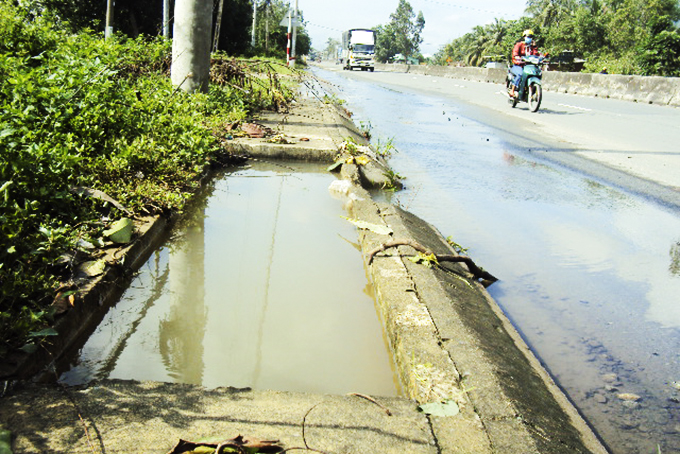 Hố nguy hiểm trên quốc lộ