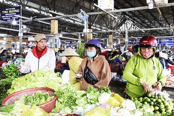 Người dân mua rau củ tại chợ Vĩnh Hải.