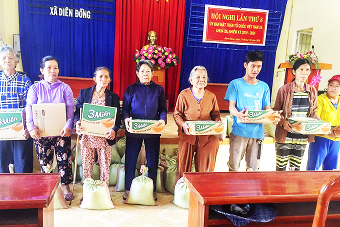 Các gia đình nhận gạo và quà hỗ trợ từ mô hình “Cho đi là còn mãi”.