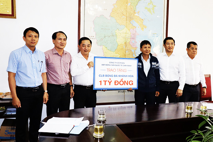 Lãnh đạo Công ty Cổ phần Bất động sản Quốc tế Cam Ranh trao 1 tỷ đồng  cho Câu lạc bộ bóng đá Sanna Khánh Hòa - Biển Việt Nam.
