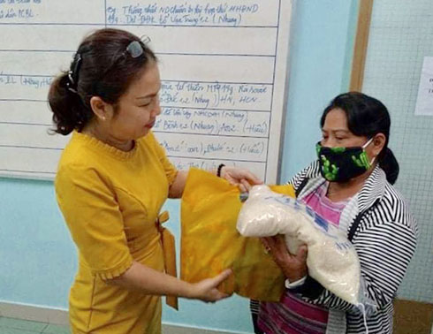 Mặt trận phường Vạn Thắng trao 33 suất quà cho các hộ có hoàn cảnh khó khăn