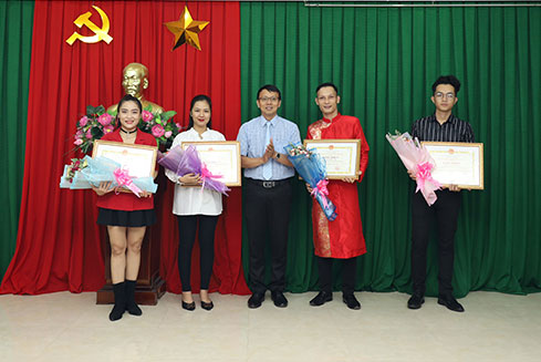 Leadership of Khanh Hoa Provincial Department of Culture and Sports presents certificates of merit from the provincial People's Committee to representatives of collectives and individuals.
