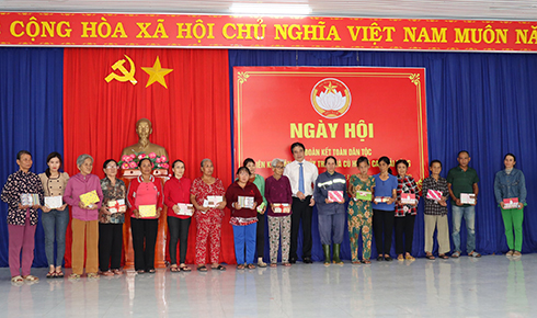 20 hộ nghèo được lãnh đạo tỉnh tặng quà