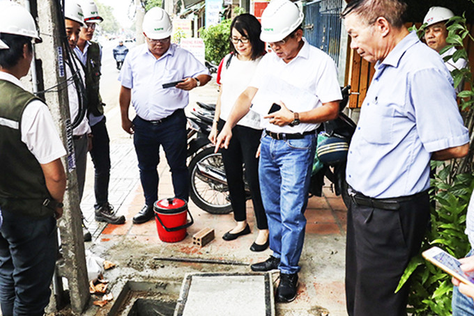 Đoàn làm việc của WB kiểm tra hạng mục đấu nối thoát nước thải  của các hộ gia đình tại gói thầu NT1.1 trên đường Lê Hồng Phong.