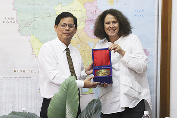 Ông Nguyễn Tấn Tuân tặng quà lưu niệm cho bà Carolyn Turk.