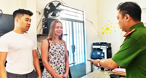 Công an TP. Nha Trang trao trả tài sản cho nữ du khách người Nga bị cướp giật trên phố.   