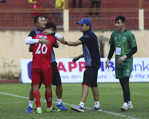 Niềm vui của thầy trò Huấn luyện viên Dương Hồng Sơn.