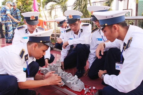 Các đội tinh chỉnh lại mô hình trước khi vào phần thi thực hành.