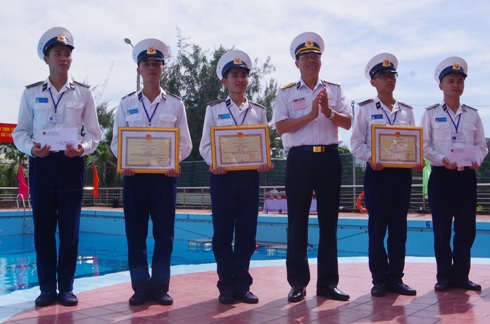 Ban tổ chức trao giải cho các đội.