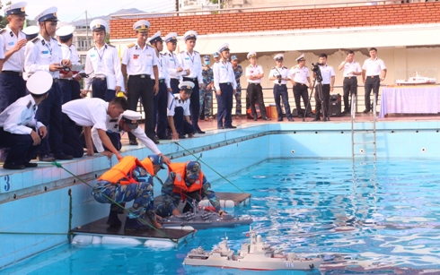 Các đội hạ thủy mô hình bước vào phần thi thực hành.