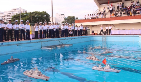 Các đội phối hợp nhịp nhàng trong bài thi vận động đội hình biên đội.