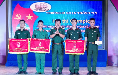 Đại tá Tống Hùng Dũng trao thưởng cho các đội thi.