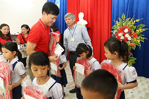 Trao 80 suất học bổng cho học sinh có hoàn cảnh khó khăn