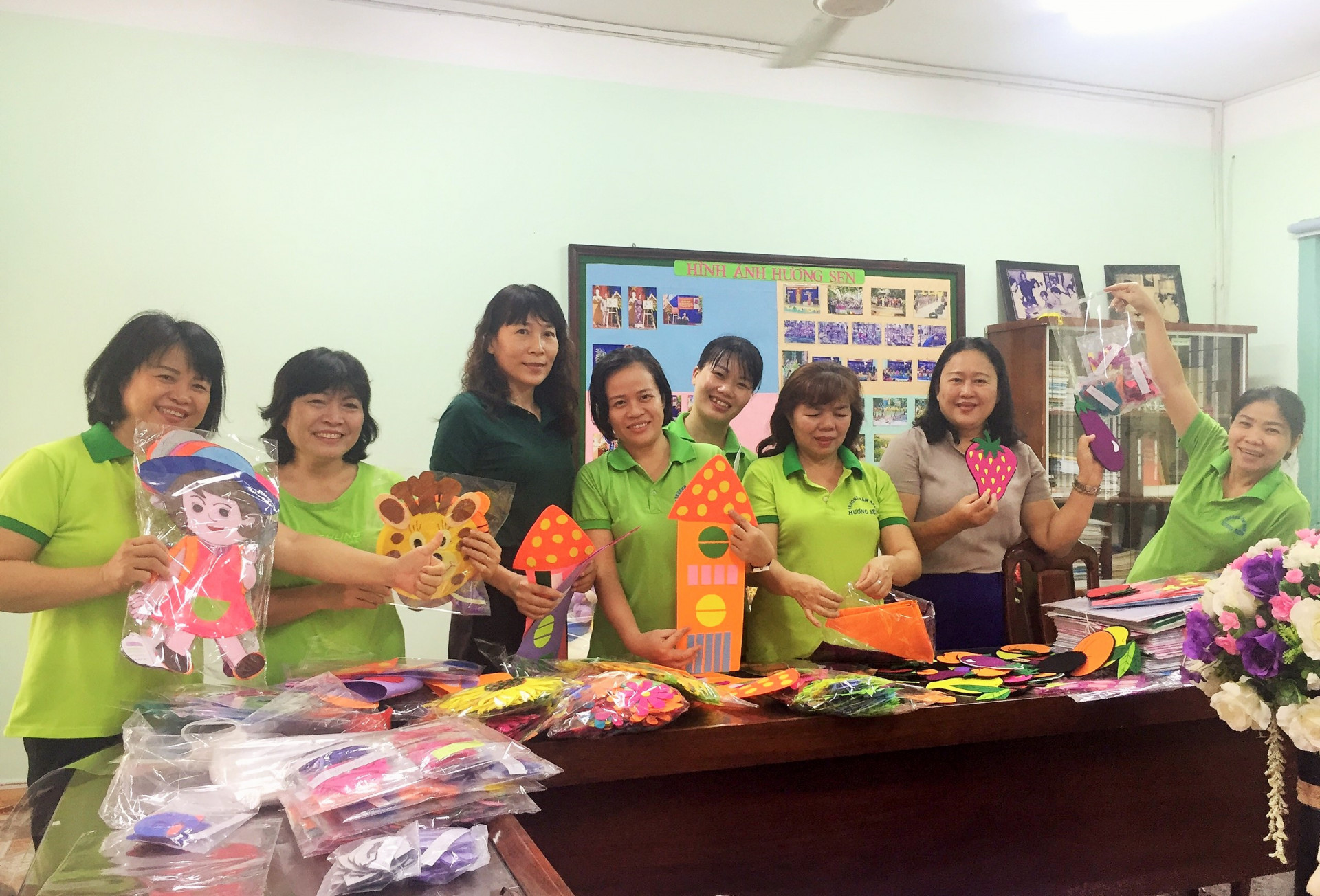 Hưởng ứng sự kêu gọi của Sở Giáo dục và Đào tạo Khánh Hòa và các phòng giáo dục và đào tạo, các cô giáo mầm non đã tự tay làm các đồ dùng, đồ chơi để tặng cho trẻ em miền Trung bị bão lụt.  