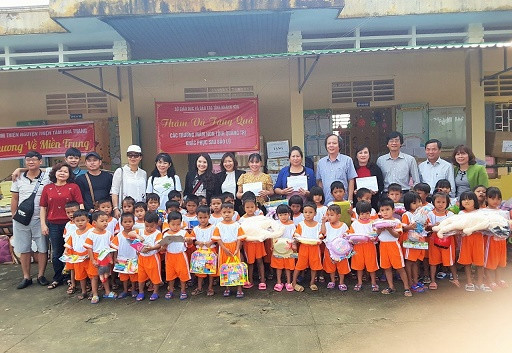Đoàn đã đến thăm và tặng quà cho Trường Mầm non Sơn Ca, huyện Đakrôn, tỉnh Quảng Trị.