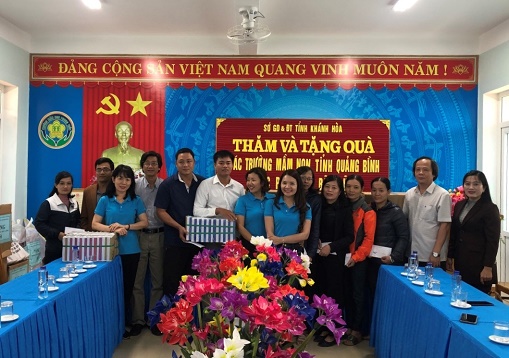 Tại Trường Mầm non Phong Thuỷ, huyện Lệ Thuỷ, tỉnh Quảng Bình, đoàn đã trao quà cho 5 trường tại huyện Lệ Thuỷ