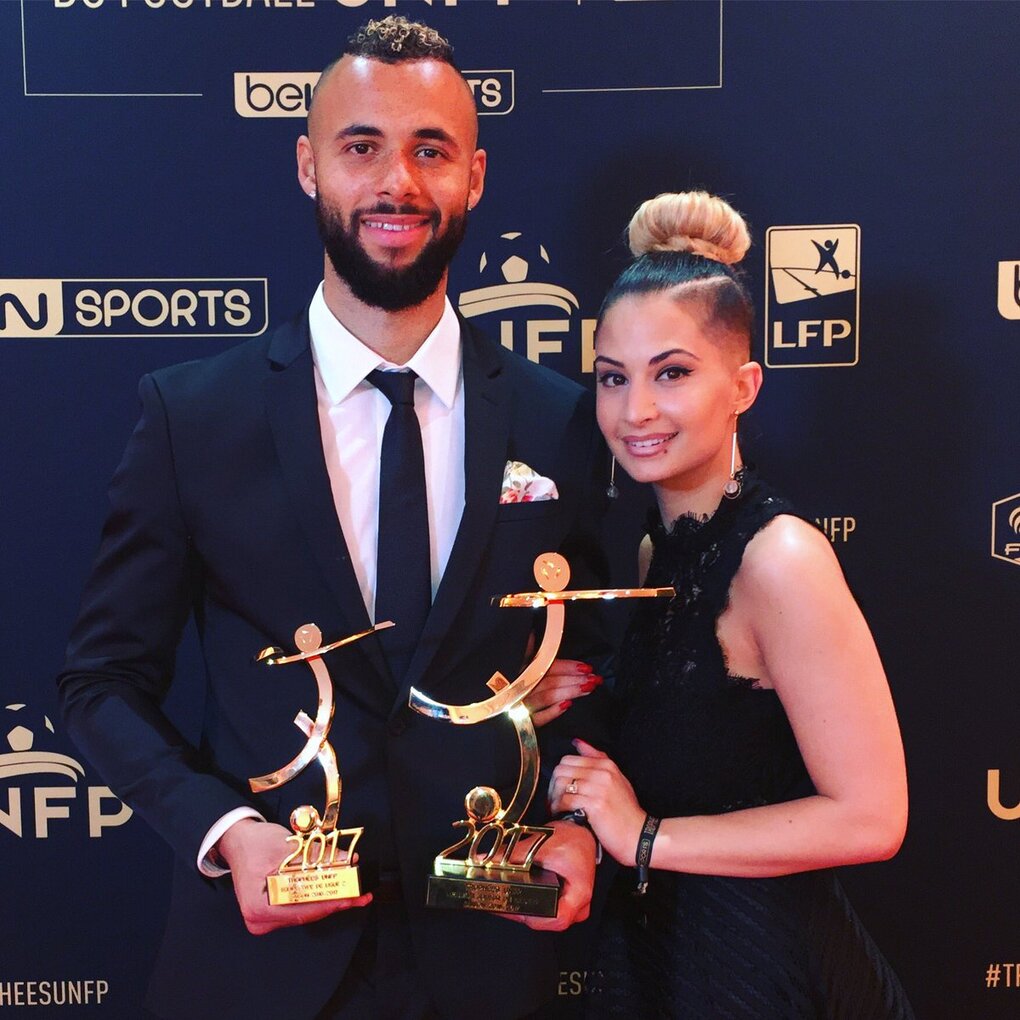 Khoảnh khắc đáng nhớ trong sự nghiệp của Bostock là khi cùng vợ nhận giải thưởng Cầu thủ hay nhất Ligue 2 sau mùa 2016-2017 khoác áo Lens. Ảnh: Twitter.