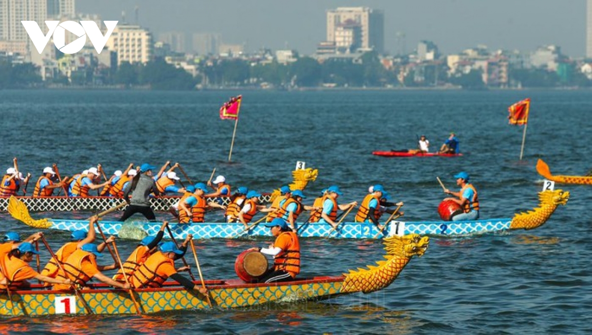 Các đội hào hứng tham gia tranh tài tại giải Bơi chải thuyền rồng Hà Nội mở rộng năm 2020.