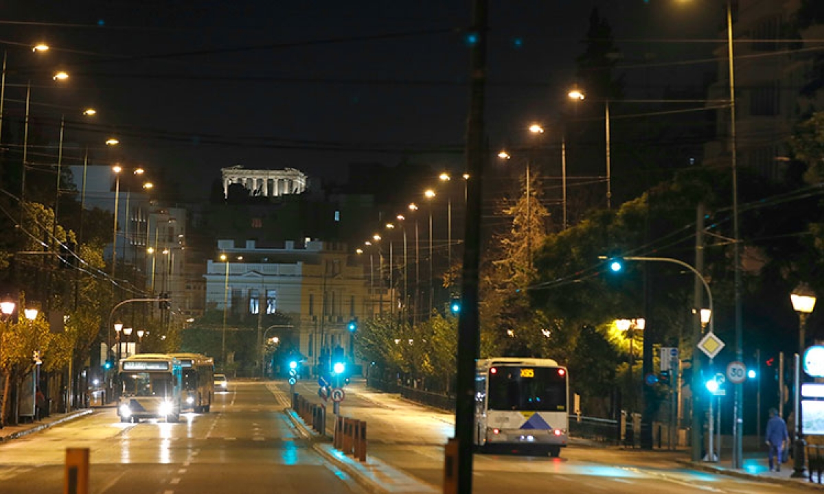 Hy Lạp đóng cửa trường học, thắt chặt các hạn chế do dịch Covid-19 bùng phát