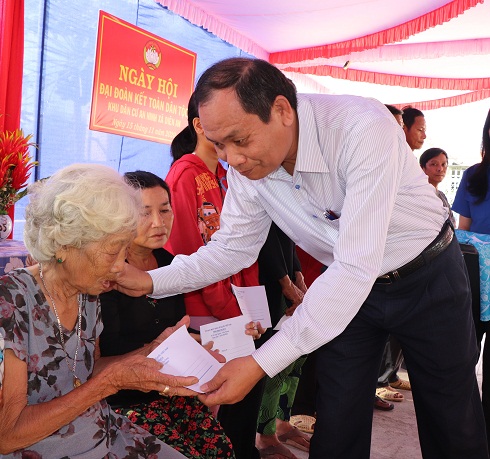 Ông Nguyễn Văn Ghi trao quà cho các hộ nghèo của xã Diên An.