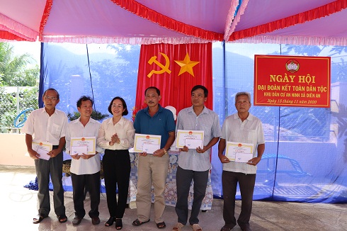 Lãnh đạo UBND xã Diên An trao giấy khen cho các gia đình văn hóa tiêu biểu.