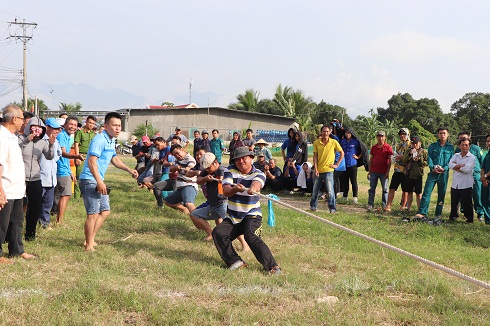 Người dân các khu dân cư xã Diên An tham gia trò chơi kéo co trong ngày hội Đại đoàn kết toàn dân tộc.