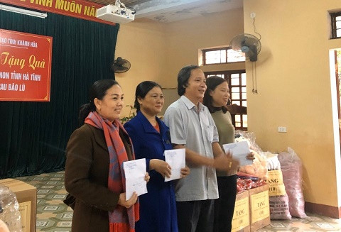 Ông Đỗ Hữu Quỳnh - Phó Giám đốc Sở Giáo dục và Đào tạo Khánh Hòa trao quà cho các trường mầm non của tỉnh Hà Tĩnh. 