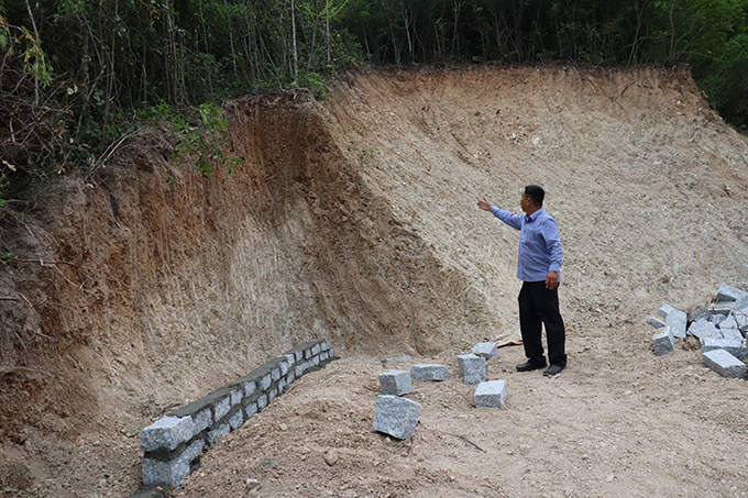 Lực lượng chức năng phường Vĩnh Hòa bắt quả tang và ngăn chặn một trường hợp đào núi, san ủi để phân lô xây nhà