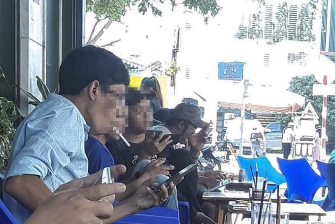 Khách hút thuốc lá tại một quán cà phê ở Khu đô thị Vĩnh Điềm Trung.