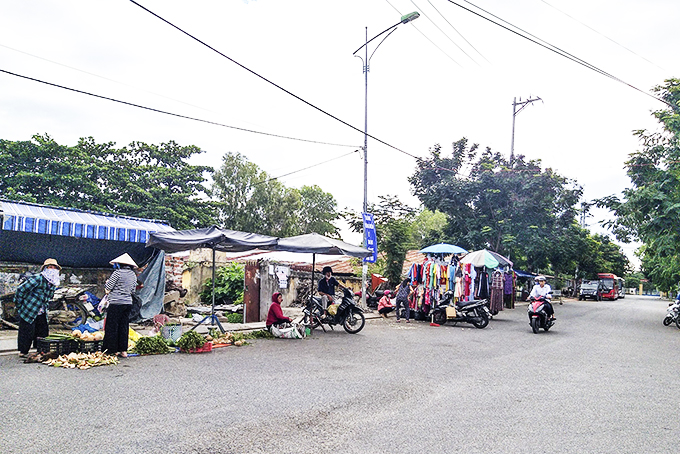 Đường Nguyễn Thị Định, cạnh chợ Phước Tín đã dẹp được điểm bán hải sản, thông thoáng hơn trước.