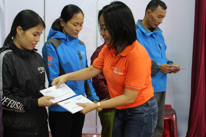 Thai Thi Le Hang, Khanh Hoa Newspaper’s Deputy Editor-in-Chief, presenting gifts to people in Vinh Lam Commune