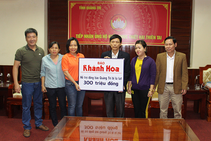 Leadership representative of Khanh Hoa Newspaper presenting VND300 million from readers to support people in Quang Tri