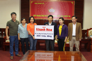 Khanh Hoa Newspaper delivers readers' donations to flood-hit people in Quang Tri Province