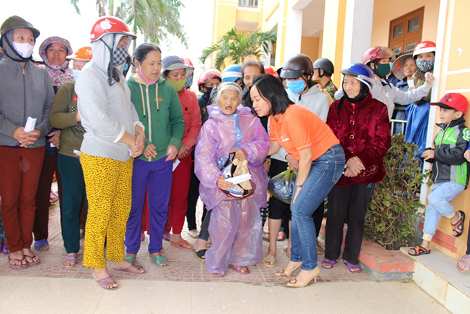 Thai Thi Le Hang visits and encourages people in Vinh Son Commune
