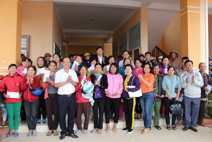 Giving support to people in Vinh Son Commune
