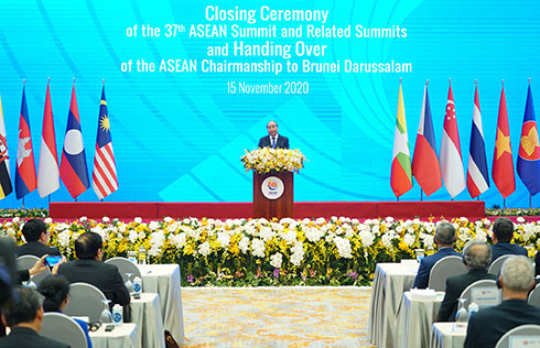 Thủ tướng Nguyễn Xuân Phúc-Chủ tịch ASEAN 2020-phát biểu tại lễ bế mạc Hội nghị Cấp cao ASEAN 37 và các hội nghị liên quan. Ảnh: VGP/Quang Hiếu