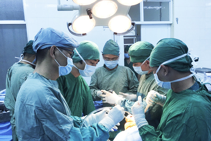 Các bác sĩ Bệnh viện Đa khoa tỉnh tiếp nhận kỹ thuật thay khớp từ Bệnh viện Chấn thương chỉnh hình TP. Hồ Chí Minh.  