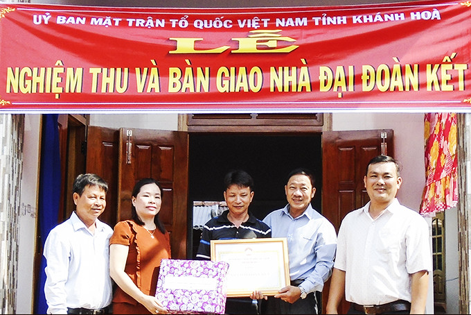 Đại diện Mặt trận tỉnh (thứ hai bên phải) trao nhà đại đoàn kết cho một hộ dân huyện Vạn Ninh.