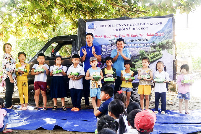 Chuyến xe tình nguyện của Đoàn xã Diên Sơn tặng quà cho học sinh huyện Khánh Vĩnh. 