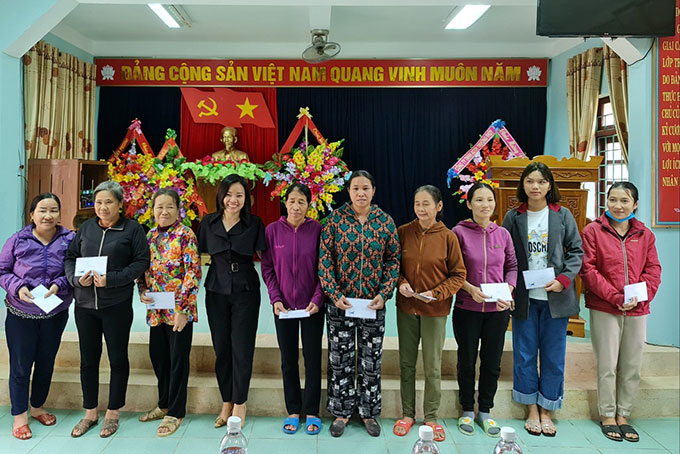 Khanh Hoa Newspaper’s leadership offers support to people in Canh Hoa Commune, Quang Trach District 