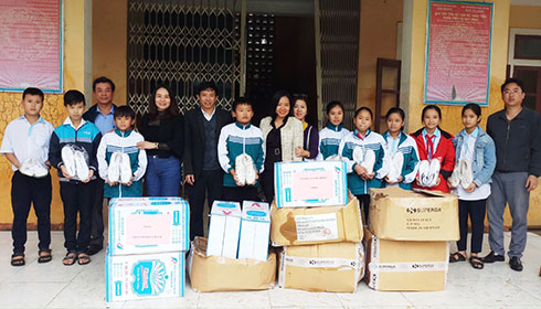 Giving notebooks to Phu Hoa Junior High School