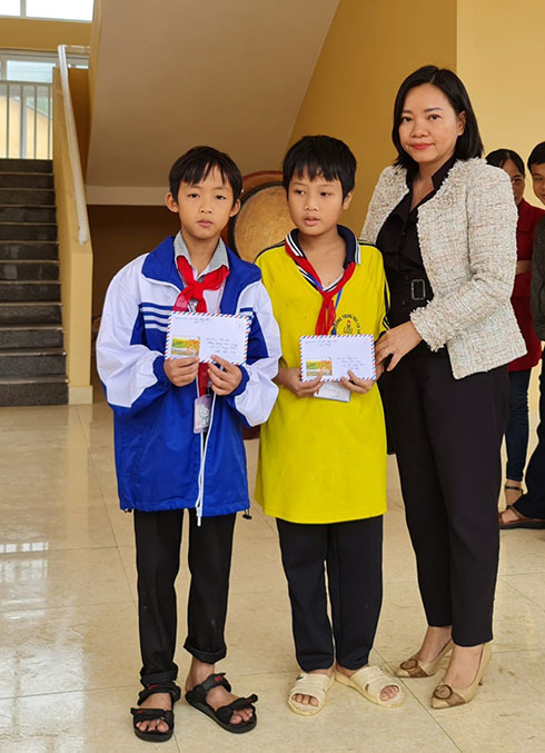 Giving gifts from Khanh Hoa Newspaper’ reader to two students with extremely difficult circumstances