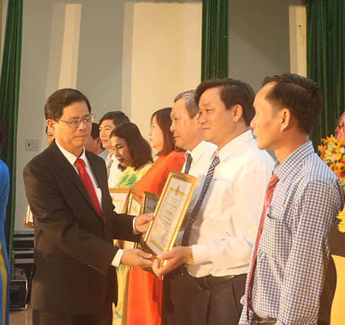 Đồng chí Nguyễn Tấn Tuân  trao bằng khen cho các cá nhân