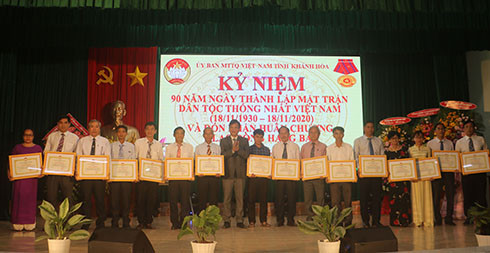 Ông Huỳnh Mộng Giang - trao bằng khen của UBMTTQ Việt Nam tỉnh Khánh Hòa cho các tập thể