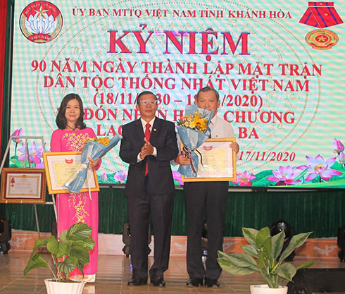 Ông Trần Ngọc Thanh - Chủ tịch UBMTTQ Việt Nam tỉnh, Trưởng ban Dân vận Tỉnh ủy trao bằng khen của Ủy ban Trung ương MTTQ Việt Nam cho các cá nhân